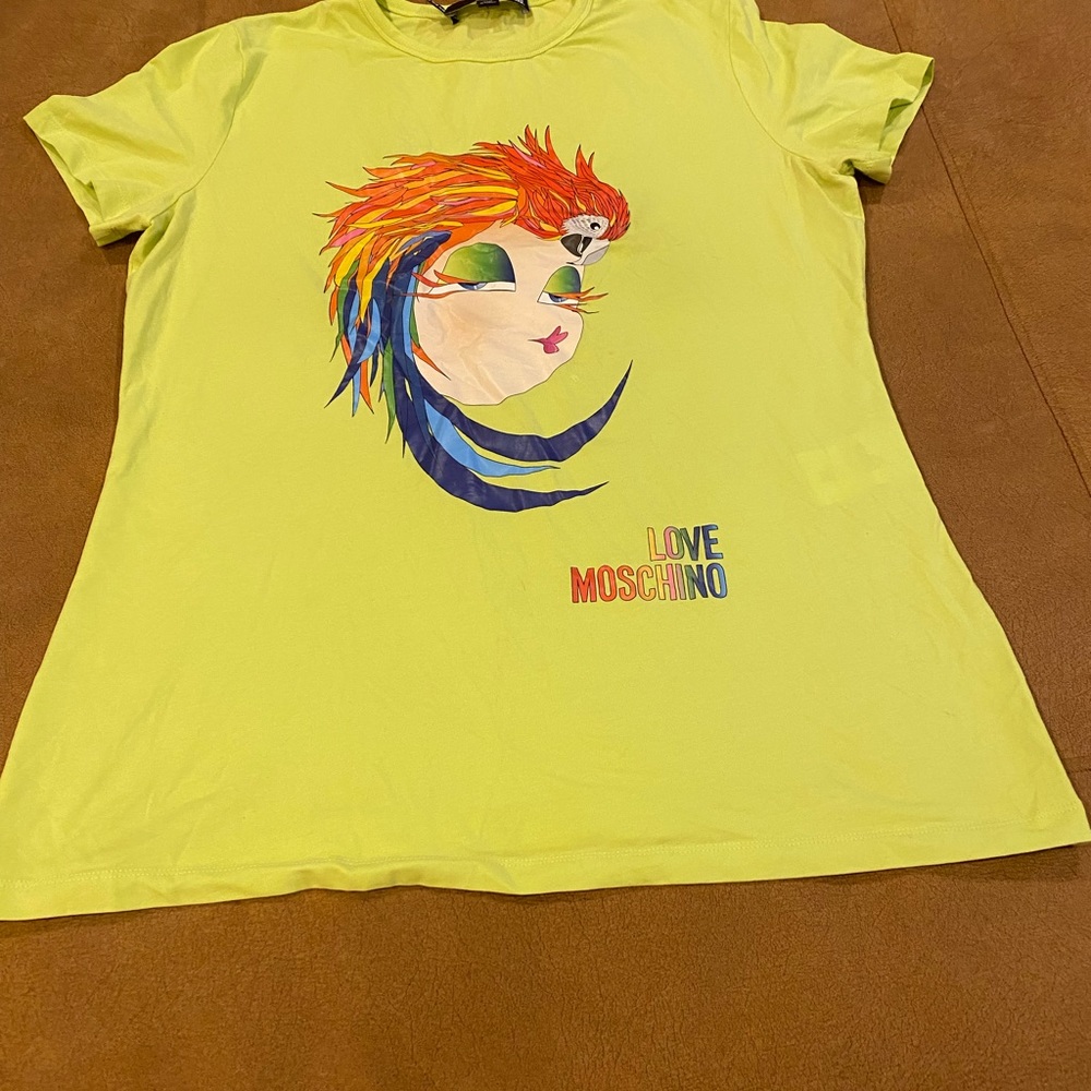 Love Moschino stretch T shirt , Lot of stretch, beautiful spring color.